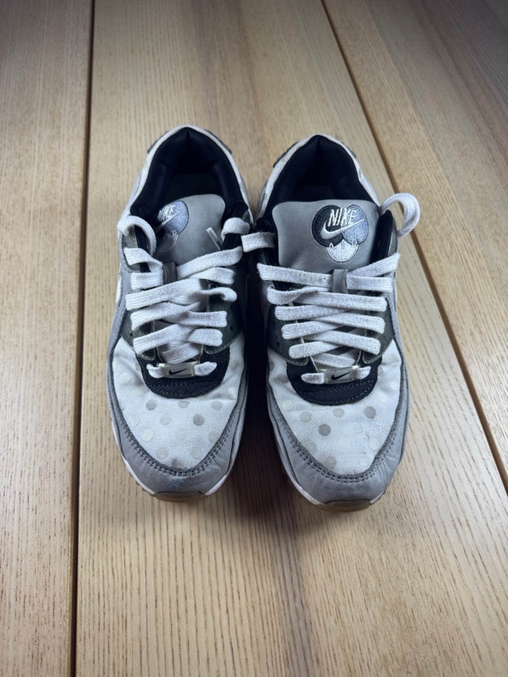Nike women size 8 Grey and White Polka Dot Sneakers